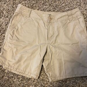 Tommy Bahama khaki shorts. Size 6. 100% cotton.